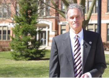 Eşiyle birlikte porno filmlerde oynadığı için kovulan rektör: İfade özgürlüğüm ihlal edildi