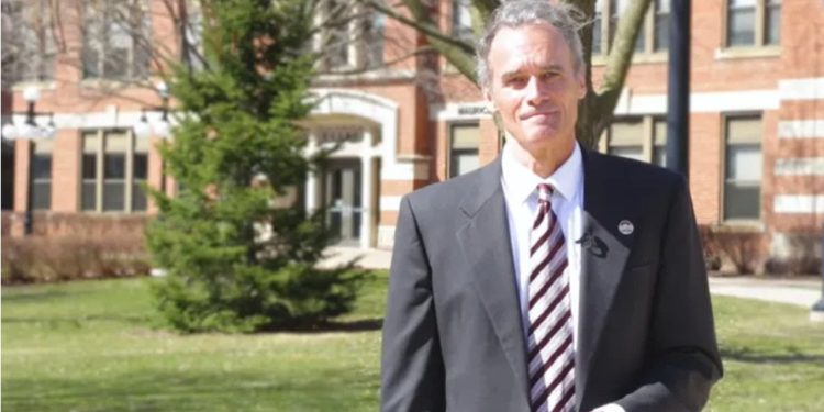 Eşiyle birlikte porno filmlerde oynadığı için kovulan rektör: İfade özgürlüğüm ihlal edildi