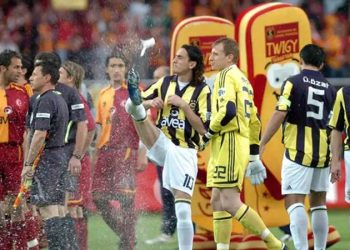Eski Fenerbahçeli futbolcudan yıllar sonra gelen "sulu derbi" itirafı: Galatasaray taraftarından özür dilerim