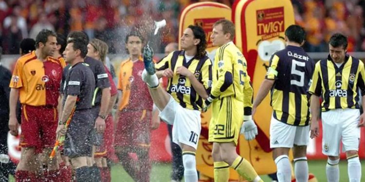 Eski Fenerbahçeli futbolcudan yıllar sonra gelen "sulu derbi" itirafı: Galatasaray taraftarından özür dilerim