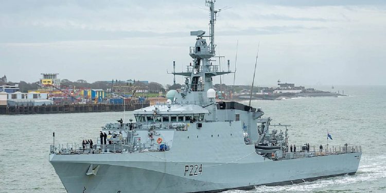 Eski sömürgeci güç, Latin Amerika'da savaş çıkarma potansiyeli olan tartışmalı bölgeye savaş gemisi gönderiyor