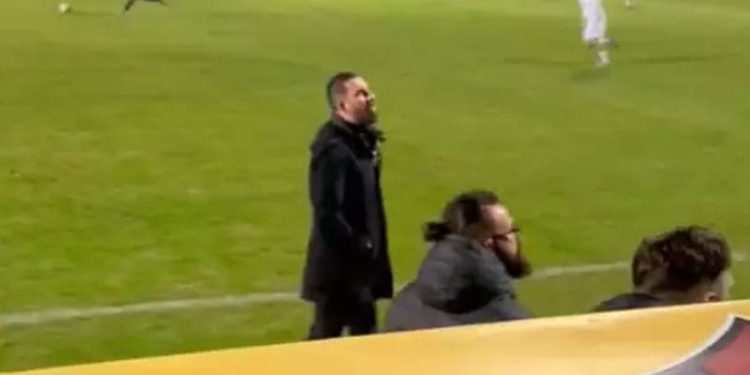 Eyüpsporlu taraftarlar Seçil Erzan'a küfür etti, Arda Turan "görüşeceğiz sonra" diye tepki gösterdi