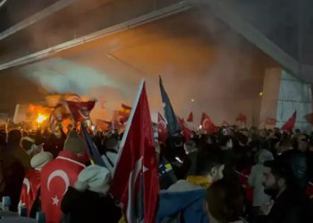 Fenerbahçe ve Galatasaray, İstanbul’da coşkuyla karşılandı