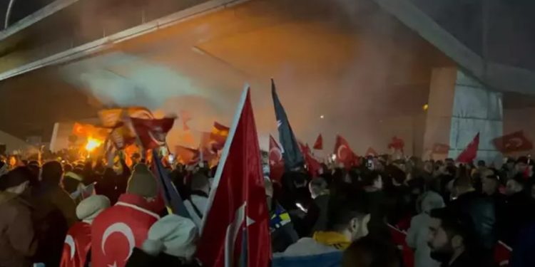 Fenerbahçe ve Galatasaray, İstanbul’da coşkuyla karşılandı