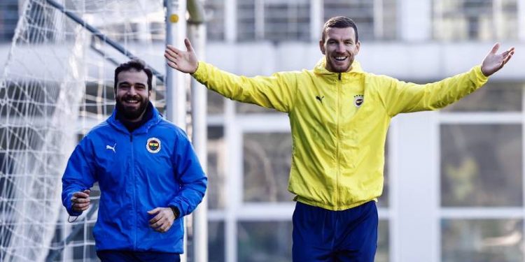 Fenerbahçe'den Edin Dzeko paylaşımı: Endişeye mahal yok endişeye