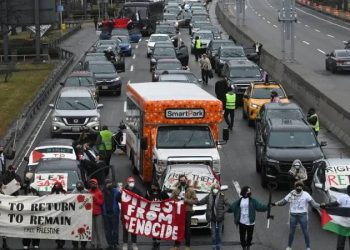 Filistin destekçileri, ABD’nin en yoğun haftasında iki uluslararası havalimanına giden yolu trafiğe kapattı; yaklaşık 60 kişi gözaltına alındı