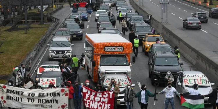 Filistin destekçileri, ABD’nin en yoğun haftasında iki uluslararası havalimanına giden yolu trafiğe kapattı; yaklaşık 60 kişi gözaltına alındı