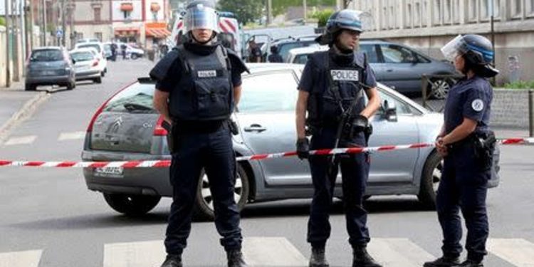 Fransa'da bir anne ve dört çocuğu evlerinde ölü bulundu: Firari baba cinayetten aranıyor