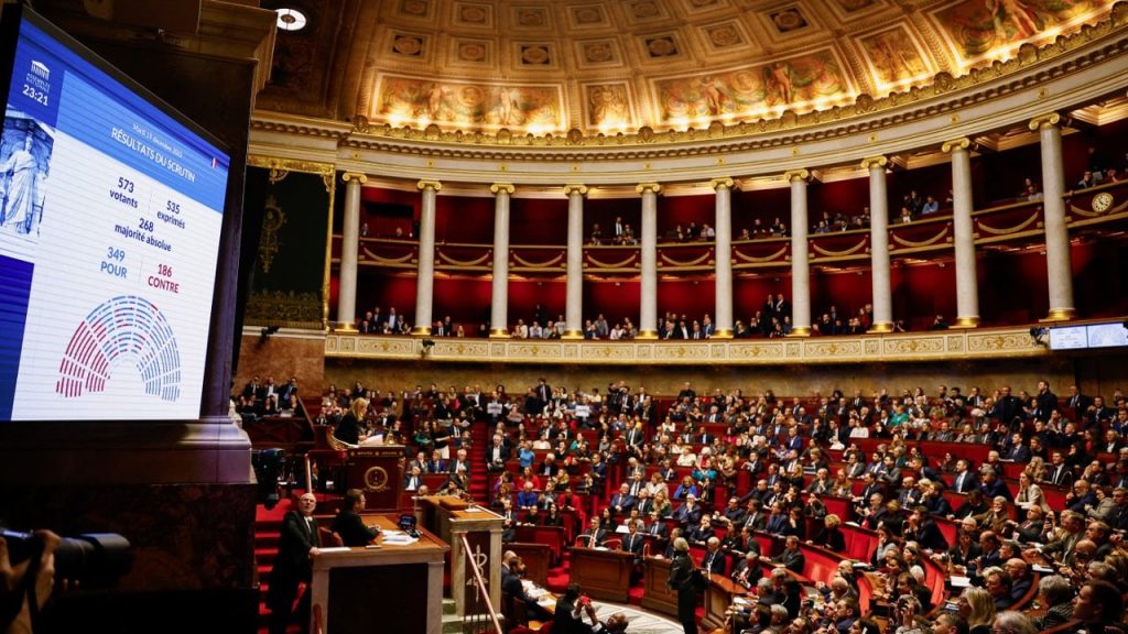 Fransa'da sağa kayışın ayak sesleri: Tartışmalı göçmen yasası onaylandı, Macron'un partisi bölündü