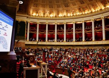 Fransa'da sağa kayışın ayak sesleri: Tartışmalı göçmen yasası onaylandı, Macron'un partisi bölündü