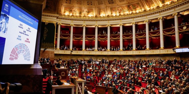 Fransa'da sağa kayışın ayak sesleri: Tartışmalı göçmen yasası onaylandı, Macron'un partisi bölündü