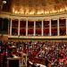 Fransa'da sağa kayışın ayak sesleri: Tartışmalı göçmen yasası onaylandı, Macron'un partisi bölündü