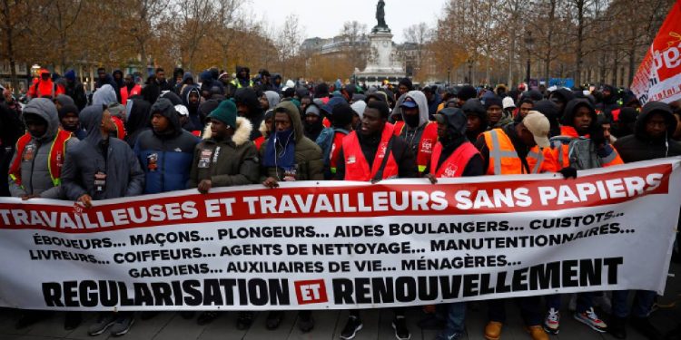 Fransa'da sol partiler ittifakı, 'anayasaya aykırı' göç yasasının iptali için Anayasa Konseyi'ne başvurdu