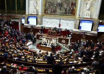 Fransa'da sol ve sağ 'birleşti', Macron'un tartışmalı göçmen yasası reddedildi