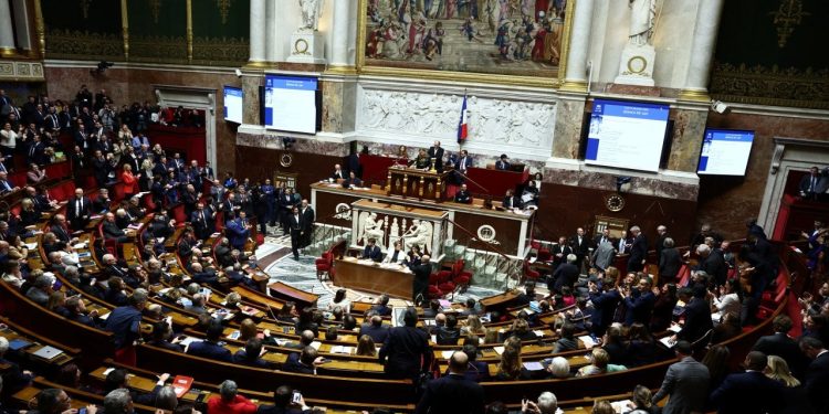 Fransa'da sol ve sağ 'birleşti', Macron'un tartışmalı göçmen yasası reddedildi