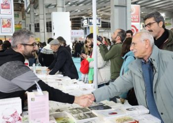 Fuardaki yazarların imza gününe yoğun ilgi
