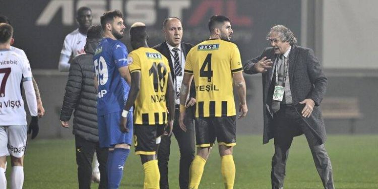 “Futbolda kötü şeyler oluyor” deniliyor, sorunlu tek alan futbol değil ama çözüme ondan başlamakta yarar var