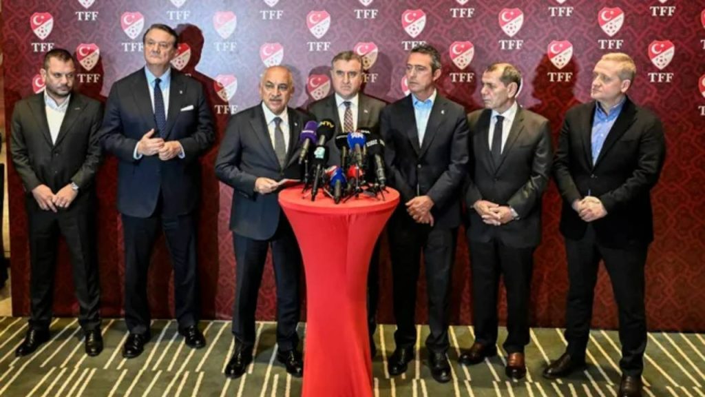 Futbolda kriz sürerken Bakan Bak ve TFF ve Kulüpler Birliği ile araya geldi