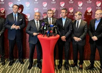 Futbolda kriz sürerken Bakan Bak ve TFF ve Kulüpler Birliği ile araya geldi