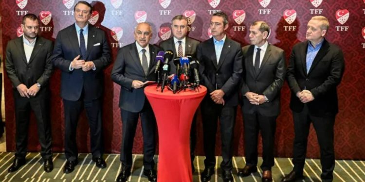 Futbolda kriz sürerken Bakan Bak ve TFF ve Kulüpler Birliği ile araya geldi
