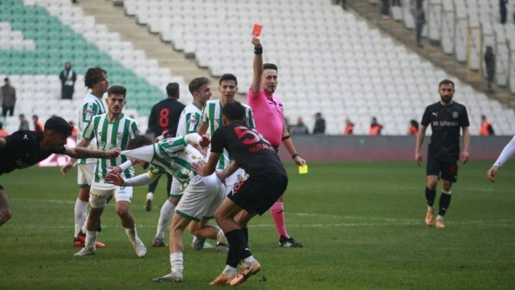 Futbolda sular durulmuyor; Bursaspor ile Diyarbekirspor arasında arbede