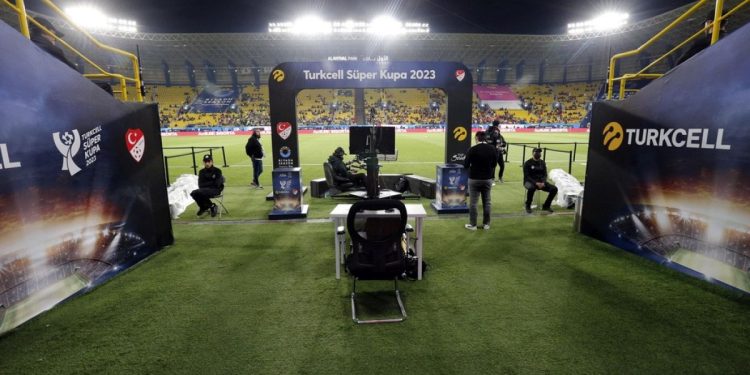 Galatasaray ve Fenerbahçe İstanbul'da coşkuyla karşılandı: Riyad'da neler oldu?