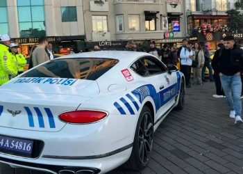 Gazeteci Barış Terkoğlu, Taksim'de sergilenen polis aracını görüntüledi: Bir yedek parçası kaç polis maaşıyla denkleşen araba suçlu kovalayacak