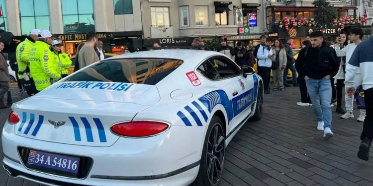 Gazeteci Barış Terkoğlu, Taksim'de sergilenen polis aracını görüntüledi: Bir yedek parçası kaç polis maaşıyla denkleşen araba suçlu kovalayacak