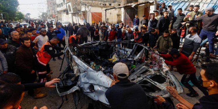 Gazze'ye yoğun bombardımanı sürdüren İsrail, orta bölgedekilere Deyr el Balah'a tahliye emri verip orayı da vurdu