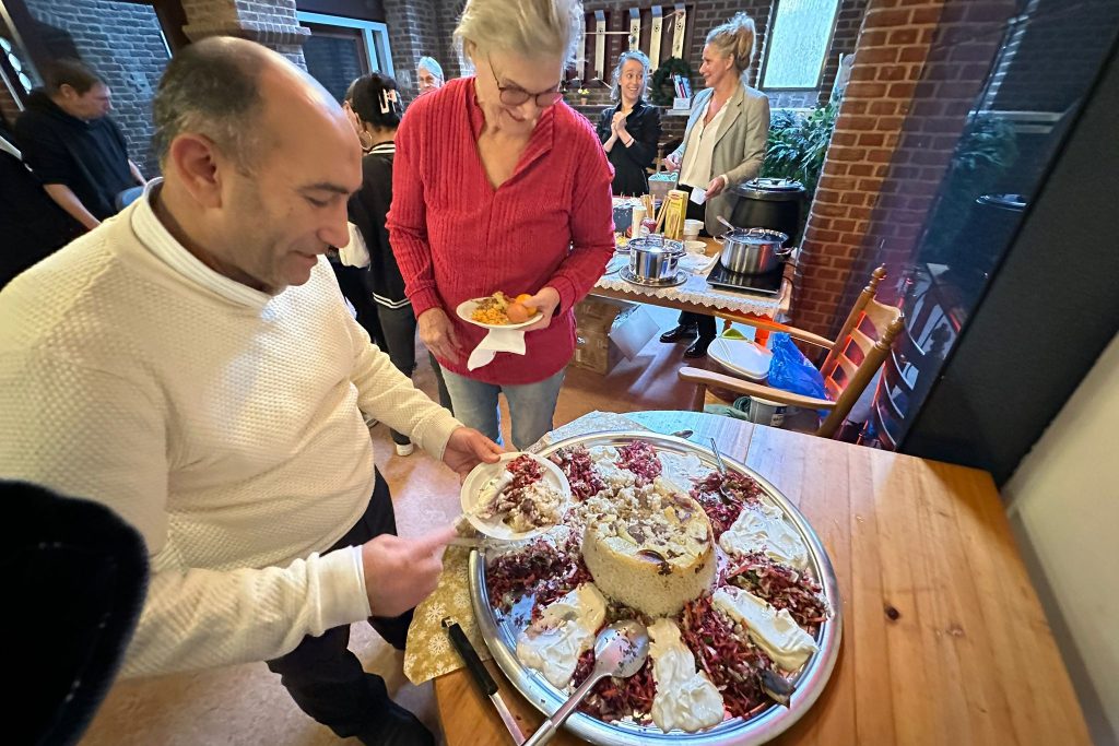 HOLLANDA | İki dernek ve kilise, ‘maklubeli’ diyalog kerst yemeği düzenledi