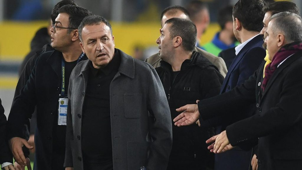 Hakem Halil Umut Meler'e saldıran Ankaragücü Başkanı Faruk Koca, istifa etti