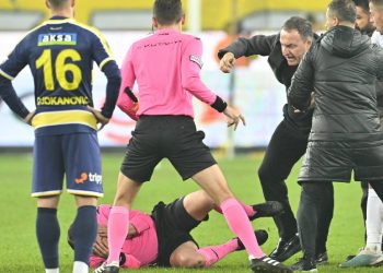 Hakem Halil Umut Meler'e saldıran üç kişi gözaltına alındı: Soruşturma devam ediyor