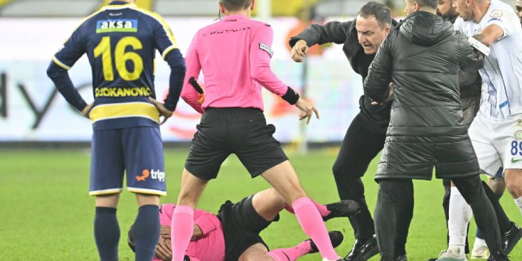 Hakem Halil Umut Meler'e saldıran üç kişi gözaltına alındı: Soruşturma devam ediyor