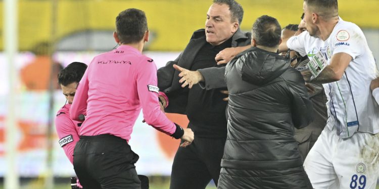 Halil Umut Meler'e saldıran Faruk Koca, kalp krizi şüphesiyle hastaneye kaldırıldı