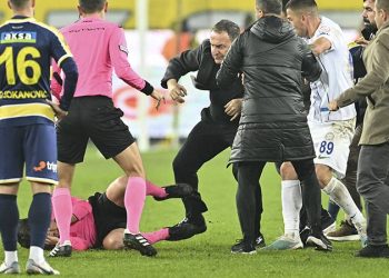 Halil Umut Meler'i tekmeleyenler stada VIP taraftar olarak girmiş!