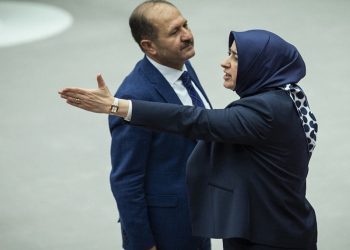 Hasan Bitmez yere yığıldıktan sonra AKP’li Özlem Zengin bağırmayı sürdürmüş