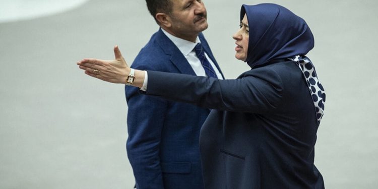 Hasan Bitmez yere yığıldıktan sonra AKP’li Özlem Zengin bağırmayı sürdürmüş