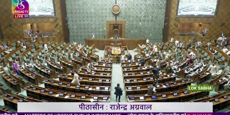 Hindistan meclisinde 22 yıl sonra saldırı paniği: Bir adam gaz saçarak vekillerin arasına daldı