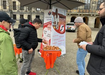 Hizmet Gönülleleri’nden Amsterdam Dam Meydanı’nda ‘Kerst Dayanışma’ etkinliği