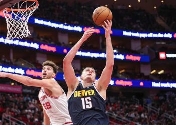 Houston Rockets son şampiyonu bir kez daha yendi