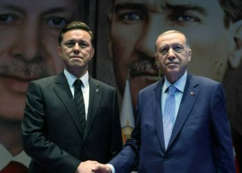 İYİ Parti'den ayrılıp AKP'ye geçen milletvekili Nebi Hatipoğlu kendisini tanımayan işçiyi dövdürtmüş
