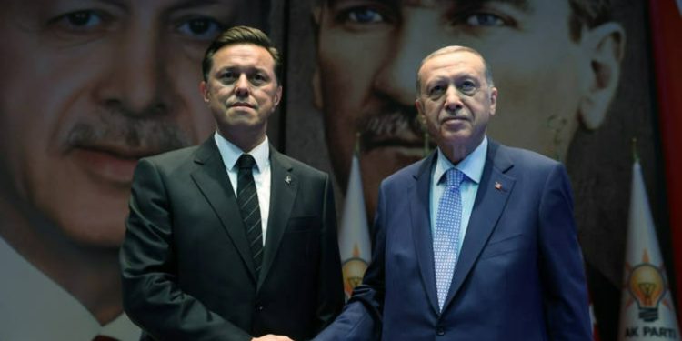 İYİ Parti'den ayrılıp AKP'ye geçen milletvekili Nebi Hatipoğlu kendisini tanımayan işçiyi dövdürtmüş