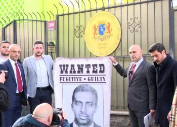 İYİ Partili Çömez'den 'katil aranıyor' isimli afiş: Motokuryenin katilinin resmi Somali Büyükelçiliğine asıldı