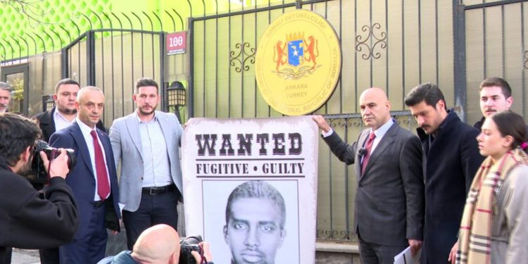 İYİ Partili Çömez'den 'katil aranıyor' isimli afiş: Motokuryenin katilinin resmi Somali Büyükelçiliğine asıldı