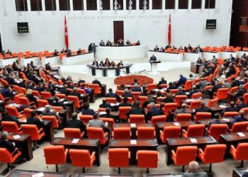 İYİ Partili Öztürk, ‘Boynumu vursanız anadile müdahale etmem’ sözleri ardından divanı terk etti