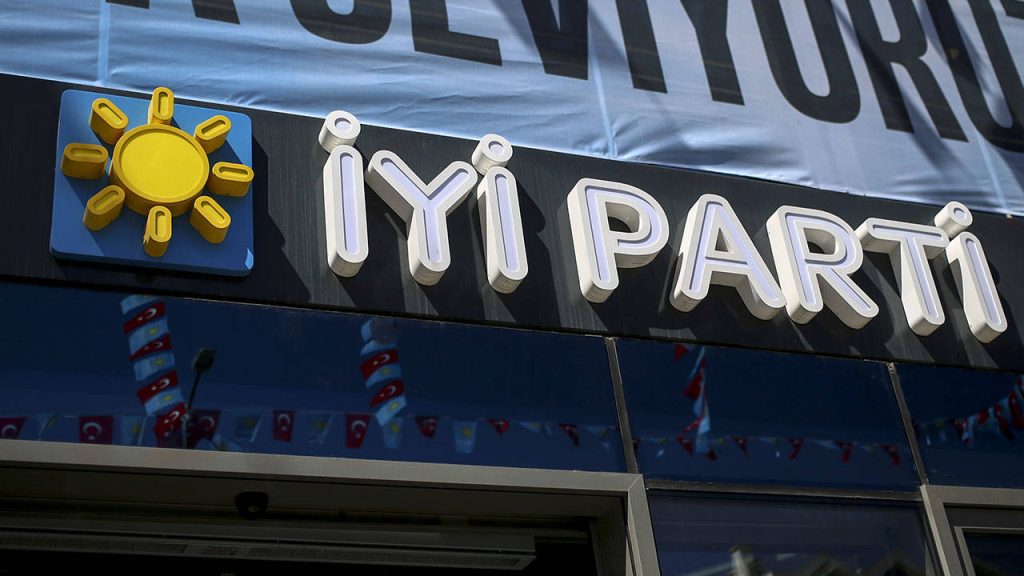 İYİ Partililere SMS’le ‘istifa etme’ tarifi