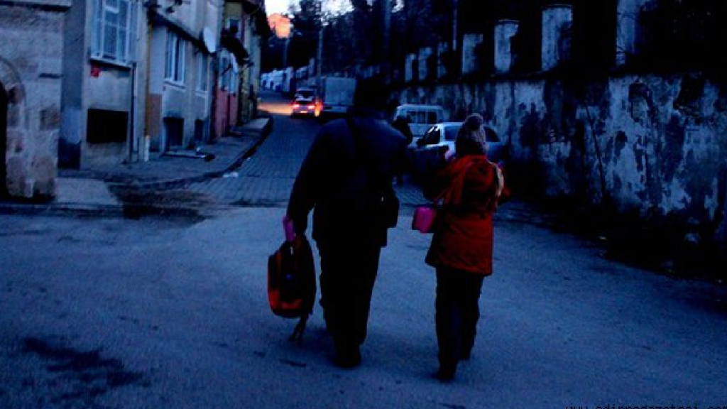 İktidarın 'yaz saati' inadı çocukları ve emekçileri sabah 'karanlığına' mahkum etti... 'Yalnızca elektrik şirketlerine katkısı var...'