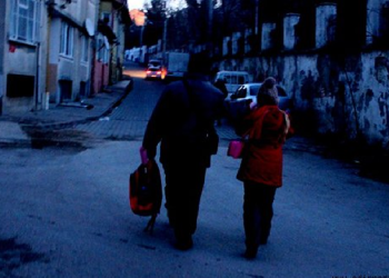 İktidarın 'yaz saati' inadı çocukları ve emekçileri sabah 'karanlığına' mahkum etti... 'Yalnızca elektrik şirketlerine katkısı var...'