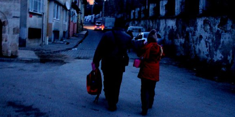 İktidarın 'yaz saati' inadı çocukları ve emekçileri sabah 'karanlığına' mahkum etti... 'Yalnızca elektrik şirketlerine katkısı var...'