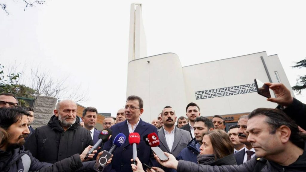 İmamoğlu, Adalar'da yeni cami açtı; ilk cuma namazını kıldı